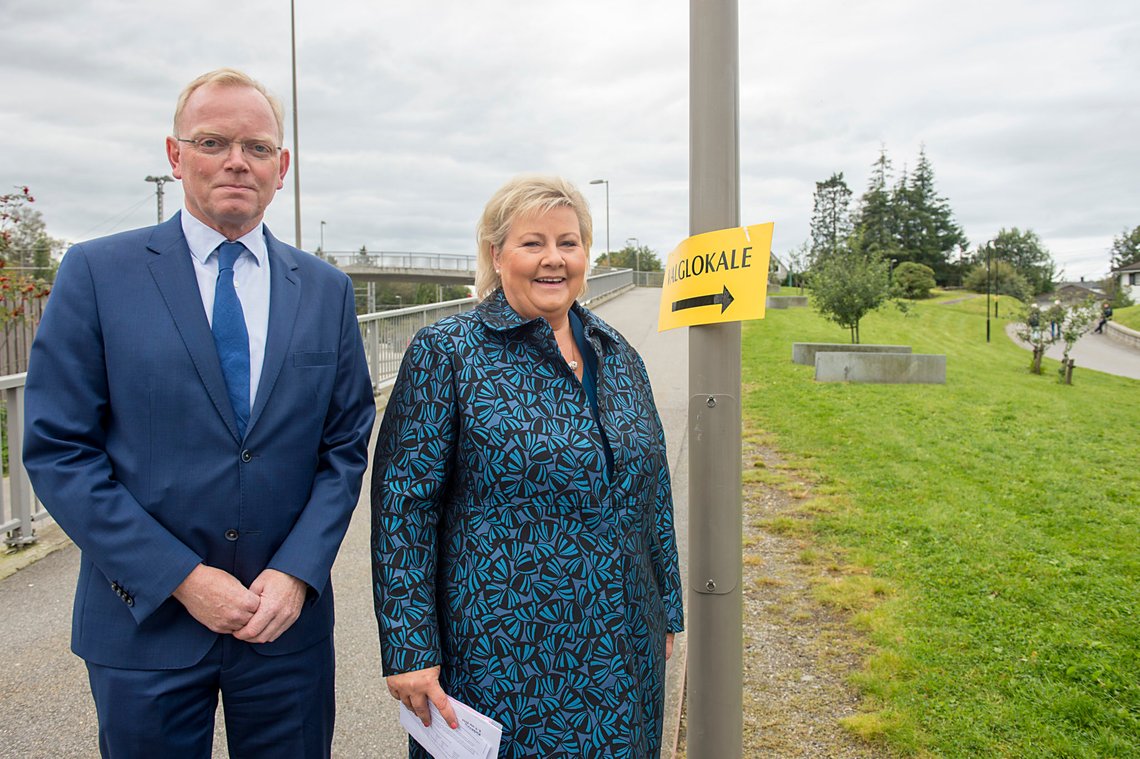 Sindre Finnes sammen med sin kone, tidligere statsminister, Erna Solberg.
Foto: Marit Hommedal / NTB Sindre Finnes sammen med sin kone, tidligere statsminister, Erna Solberg.
Foto: Marit Hommedal / NTB