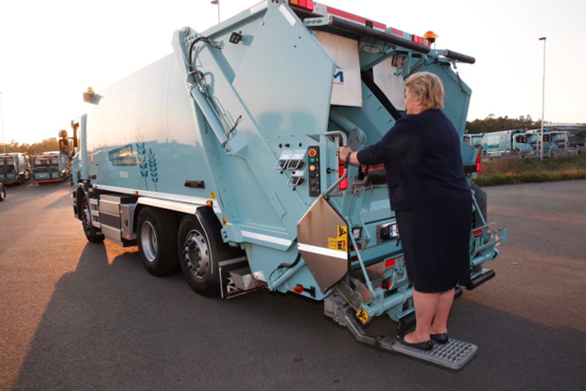 Tønsberg 20130916.
Statsminister Erna Solberg får stå bak på en søppelbil som kjører på biogass under åpningen av fabrikken Greve Biogass på Sem i Tønsberg.
Foto: Terje Bendiksby / NTB Tønsberg 20130916.
Statsminister Erna Solberg får stå bak på en søppelbil som kjører på biogass under åpningen av fabrikken Greve Biogass på Sem i Tønsberg.
Foto: Terje Bendiksby / NTB