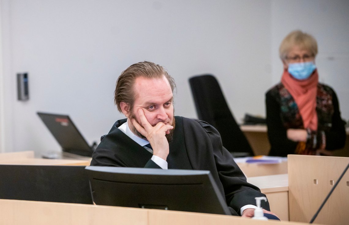 Oslo 20210301.
Forsvarer Nils Christian Nordhus under straffesaken mot kvinnen som i fjor ble hentet ut av al-Hol-leiren sammen med sine to barn. 30-åringen er tiltalt for deltakelse i terrororganisasjon fra hun ankom Syria i 2013 og fram til 2019. Saken pågår i sal 250 i Oslo tingrett.
Foto: Ole Berg-Rusten / NTB Oslo 20210301.
Forsvarer Nils Christian Nordhus under straffesaken mot kvinnen som i fjor ble hentet ut av al-Hol-leiren sammen med sine to barn. 30-åringen er tiltalt for deltakelse i terrororganisasjon fra hun ankom Syria i 2013 og fram til 2019. Saken pågår i sal 250 i Oslo tingrett.
Foto: Ole Berg-Rusten / NTB