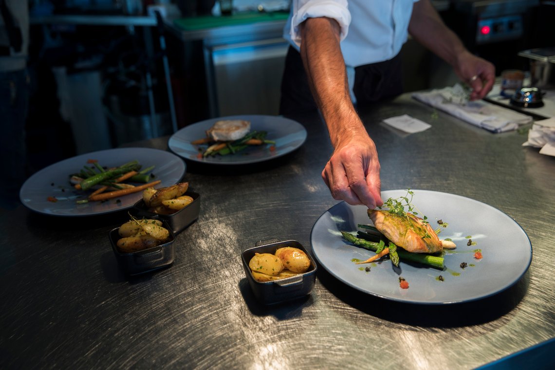 OSLO 20170825.
Retter gjøres klar til servering i Pipervika Seafood på Rådhuskaia. på Rådhuskaia.
Foto: Berit Roald / NTB OSLO 20170825.
Retter gjøres klar til servering i Pipervika Seafood på Rådhuskaia. på Rådhuskaia.
Foto: Berit Roald / NTB