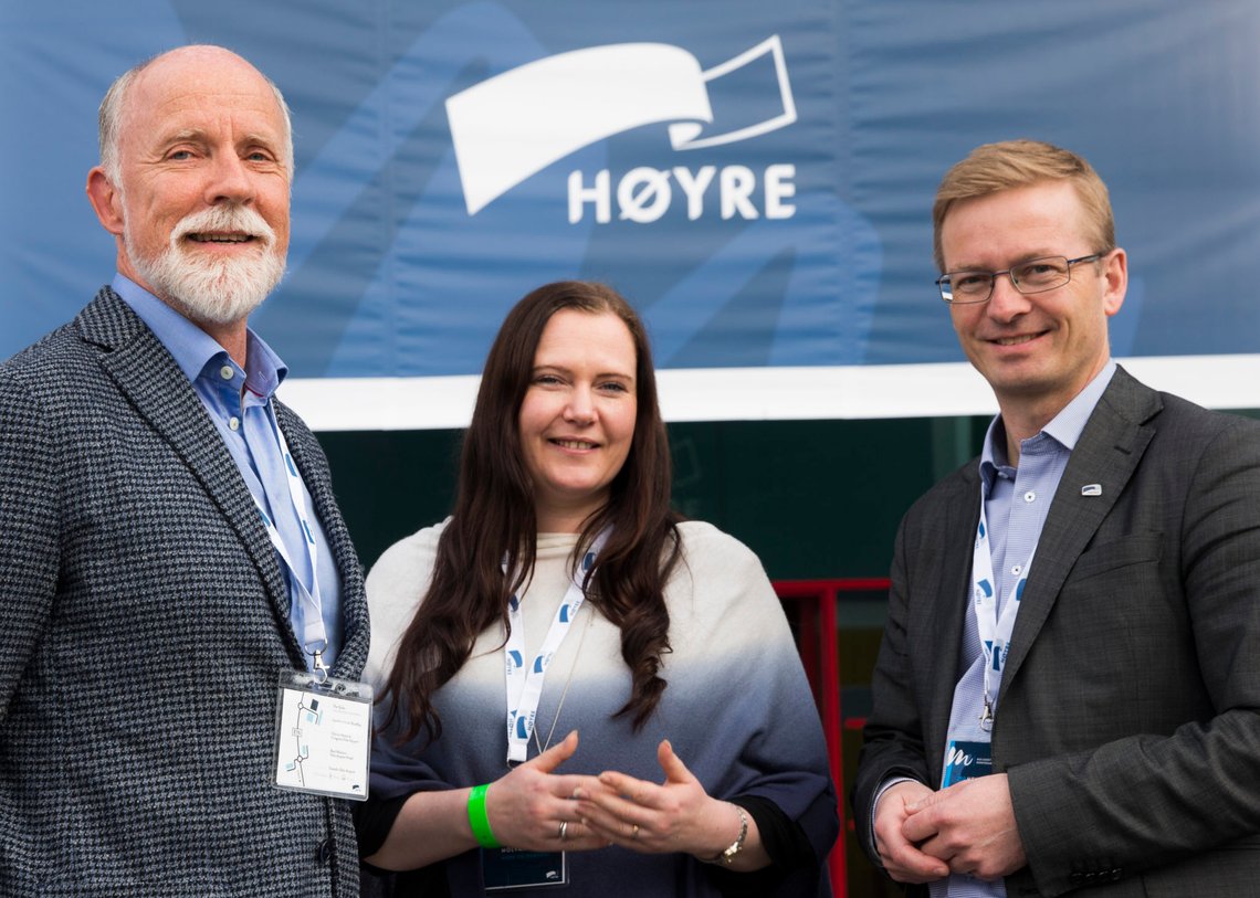 GARDERMOEN 20160410.
F.v.: Torgeir Dahl (ordfører i Molde), Monica Molvær (Ålesund Høyre) Helge Orten (Stortinget for Møre og Romsdal Høyre) den siste dagen under Høyres Landsmøte 2016 på Gardermoen, søndag.
Foto: Berit Roald / NTB GARDERMOEN 20160410.
F.v.: Torgeir Dahl (ordfører i Molde), Monica Molvær (Ålesund Høyre) Helge Orten (Stortinget for Møre og Romsdal Høyre) den siste dagen under Høyres Landsmøte 2016 på Gardermoen, søndag.
Foto: Berit Roald / NTB