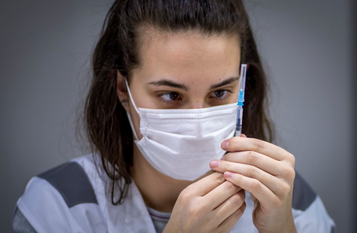 Bærum 20210216.
En sykepleier fra Bærum kommune sjekker en ferdig fylt sprøyte med Pfizer-vaksine mot koronavirus på vaksinesenteret på Rud i Bærum.
Foto: Heiko Junge / NTB Bærum 20210216.
En sykepleier fra Bærum kommune sjekker en ferdig fylt sprøyte med Pfizer-vaksine mot koronavirus på vaksinesenteret på Rud i Bærum.
Foto: Heiko Junge / NTB