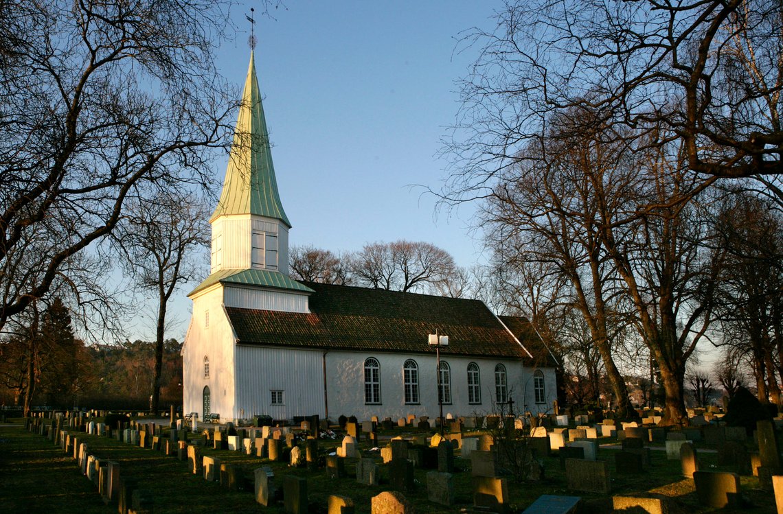 KRISTIANSAND 20070325: Sven O. Høiby skal bisettes fra Oddernes kirke i Kristiansand mandag. Her i kveldssolen søndag. Foto: Tor Erik Schrøder / SCANPIX . KRISTIANSAND 20070325: Sven O. Høiby skal bisettes fra Oddernes kirke i Kristiansand mandag. Her i kveldssolen søndag. Foto: Tor Erik Schrøder / SCANPIX .
