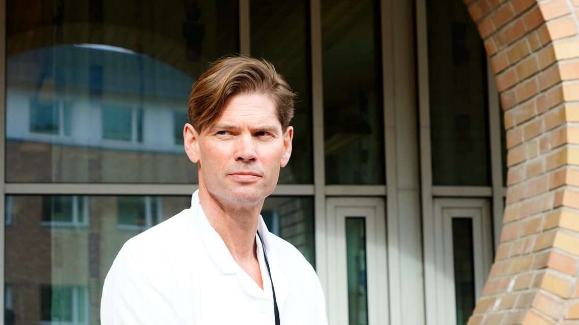 Overlege og professor Pål Andre Holmé uttaler seg om AstraZenecas koronavaksine i Oslo den 18. mars 2021 etter at tre helsearbeidere har blitt syke. Foto: Terje Pedersen / NTB. Overlege og professor Pål Andre Holmé uttaler seg om AstraZenecas koronavaksine i Oslo den 18. mars 2021 etter at tre helsearbeidere har blitt syke. Foto: Terje Pedersen / NTB.