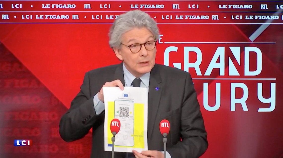 EU-kommissær Thierry Breton viser frem prototypen på et vaksinepass på tv den 28. mars 2021. Stillbilde: LCI. EU-kommissær Thierry Breton viser frem prototypen på et vaksinepass på tv den 28. mars 2021. Stillbilde: LCI.