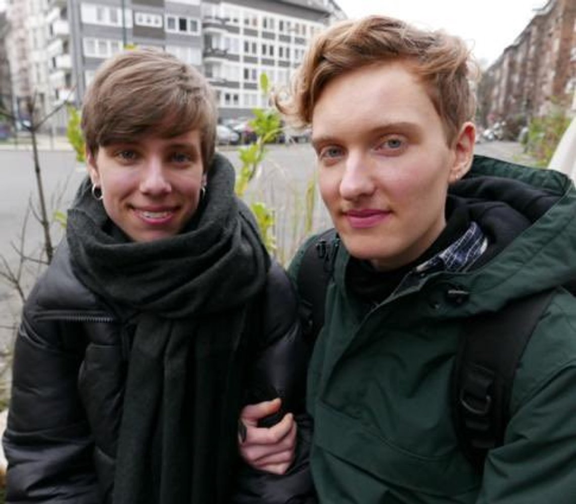 Ellie er 21 og belgisk. Hennes tyske partner, Nele, er 24. Begge tok testosteron for å bli mer maskuline, og de fikk fjernet brystene sine under dobbel mastektomi. Nå har de detransisjonert, og lever igjen som kvinne - kjønnet de ble tildelt ved fødselen. Foto: Twitter Ellie er 21 og belgisk. Hennes tyske partner, Nele, er 24. Begge tok testosteron for å bli mer maskuline, og de fikk fjernet brystene sine under dobbel mastektomi. Nå har de detransisjonert, og lever igjen som kvinne - kjønnet de ble tildelt ved fødselen. Foto: Twitter