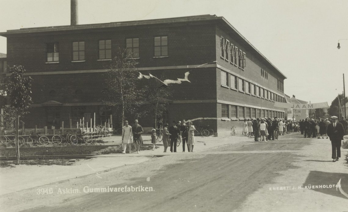 Bildet er av Gummivarefabrikken i Askim, trolig på 1920-tallet. Her ble det fra starten i 1920 produsert gummifottøy, fra 1931 også gummidekk til kjøretøy. Fabrikken var Askims hjørnesteinsbedrift fram til opphøret i 1991. Rekken av nedlagte hjørnesteinsbedrifter er lang som et vondt år. Mange er flyttet til eller erstattet med kinesiske produkter. Foto: Nasjonalbibliotekets bildesamling Bildet er av Gummivarefabrikken i Askim, trolig på 1920-tallet. Her ble det fra starten i 1920 produsert gummifottøy, fra 1931 også gummidekk til kjøretøy. Fabrikken var Askims hjørnesteinsbedrift fram til opphøret i 1991. Rekken av nedlagte hjørnesteinsbedrifter er lang som et vondt år. Mange er flyttet til eller erstattet med kinesiske produkter. Foto: Nasjonalbibliotekets bildesamling
