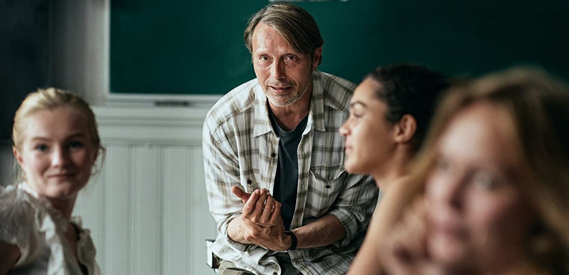 Mads Mikkelsen er hovedpersonen og utgangspunktet for fortellingen. Han fyrer opp før timene og blir plutselig en levende person igjen. Møtet med ungdommene er det mest spennende. Men de står i bakgrunnen. Mads Mikkelsen er hovedpersonen og utgangspunktet for fortellingen. Han fyrer opp før timene og blir plutselig en levende person igjen. Møtet med ungdommene er det mest spennende. Men de står i bakgrunnen.