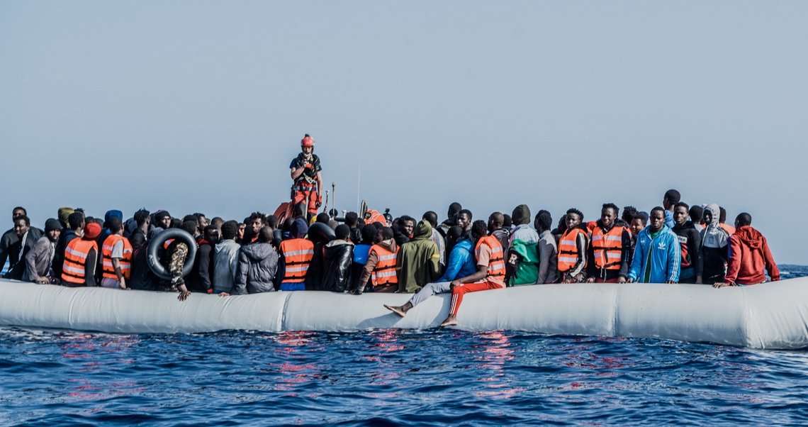 De danske sosialdemokratene mener opprettelsen av asylmottak i Afrika vil få en slutt på menneskesmugling og strømmen av båtflyktninger over Middelhavet. Kritikerne er ikke enige. Foto: Foto: Flavio Gasperini / SOS Méditerranée De danske sosialdemokratene mener opprettelsen av asylmottak i Afrika vil få en slutt på menneskesmugling og strømmen av båtflyktninger over Middelhavet. Kritikerne er ikke enige. Foto: Foto: Flavio Gasperini / SOS Méditerranée