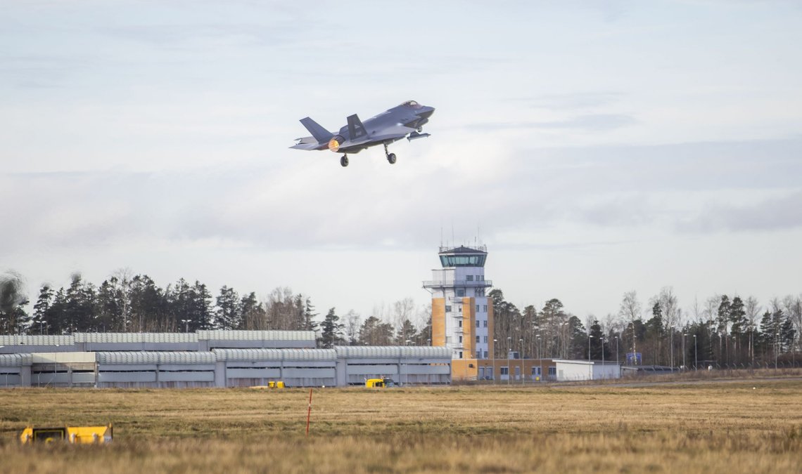 Rygge 20191106.
Forsvaret viser frem sine nye F-35 jagerfly på Rygge militære flyplass i Østfold onsdag.
Foto: Håkon Mosvold Larsen / NTB Rygge 20191106.
Forsvaret viser frem sine nye F-35 jagerfly på Rygge militære flyplass i Østfold onsdag.
Foto: Håkon Mosvold Larsen / NTB
