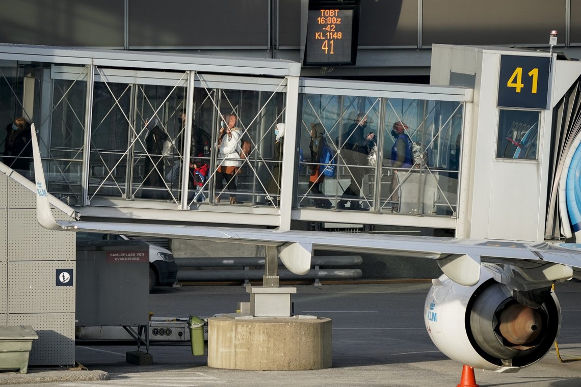 Gardermoen 20210303.
Passasjerer med KLM’s fly fra Amsterdam til Oslo lufthavn ankommer Gardermoen onsdag ettermiddag. I følge UDI var 35 syriske asylsøkere fra Moria-leiren i Hellas ombord i dette flyet.
Foto: Stian Lysberg Solum / NTB Gardermoen 20210303.
Passasjerer med KLM’s fly fra Amsterdam til Oslo lufthavn ankommer Gardermoen onsdag ettermiddag. I følge UDI var 35 syriske asylsøkere fra Moria-leiren i Hellas ombord i dette flyet.
Foto: Stian Lysberg Solum / NTB