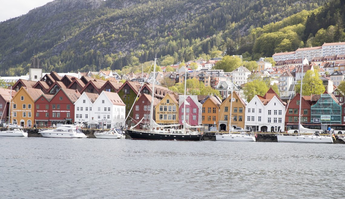 Bergen havn med bebyggelsen Bryggen bak.
Foto: Terje Pedersen / NTB Bergen havn med bebyggelsen Bryggen bak.
Foto: Terje Pedersen / NTB