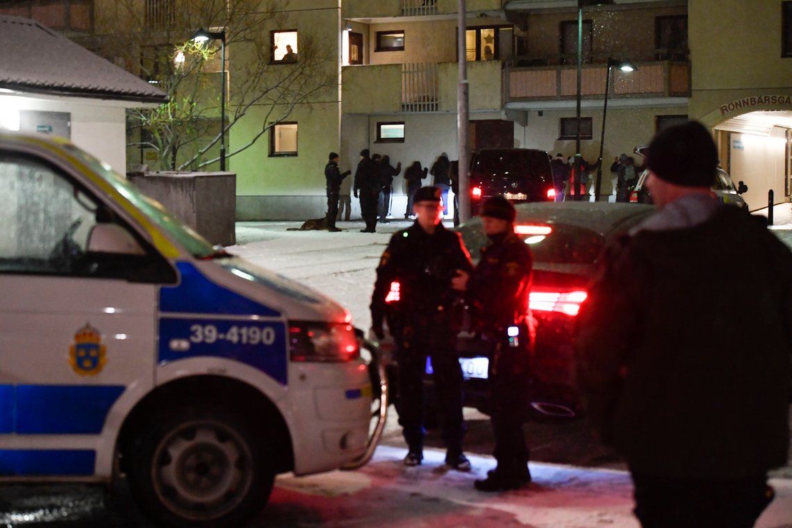 Stockholm, Sverige 20181216.
Stort politioppbud ved stedet der en mann i 20-årene skal ha blitt skutt og drept i en leilighet i Enskede i Stockolm søndag.
Foto: Stina Stjernkvist/TT / NTB Stockholm, Sverige 20181216.
Stort politioppbud ved stedet der en mann i 20-årene skal ha blitt skutt og drept i en leilighet i Enskede i Stockolm søndag.
Foto: Stina Stjernkvist/TT / NTB