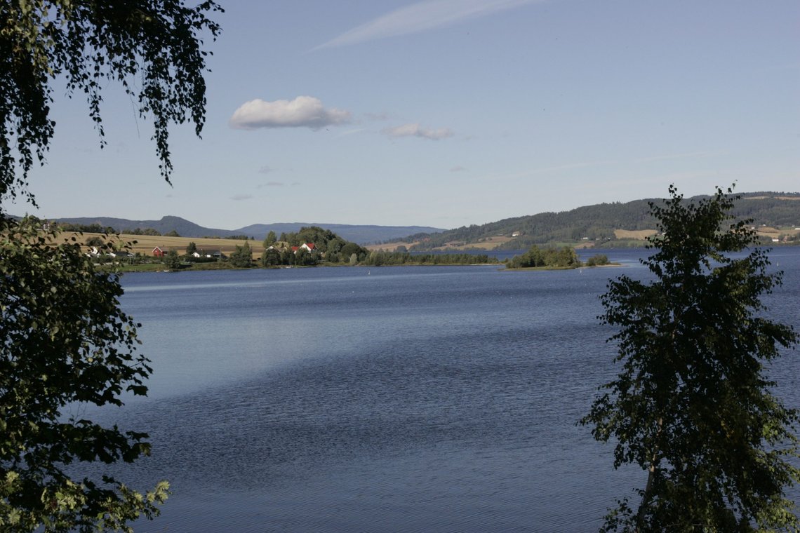 Jevnaker 20040916. Randsfjorden sett fra Jevnaker .
Foto: Terje Bendiksby / NTB . Jevnaker 20040916. Randsfjorden sett fra Jevnaker .
Foto: Terje Bendiksby / NTB .