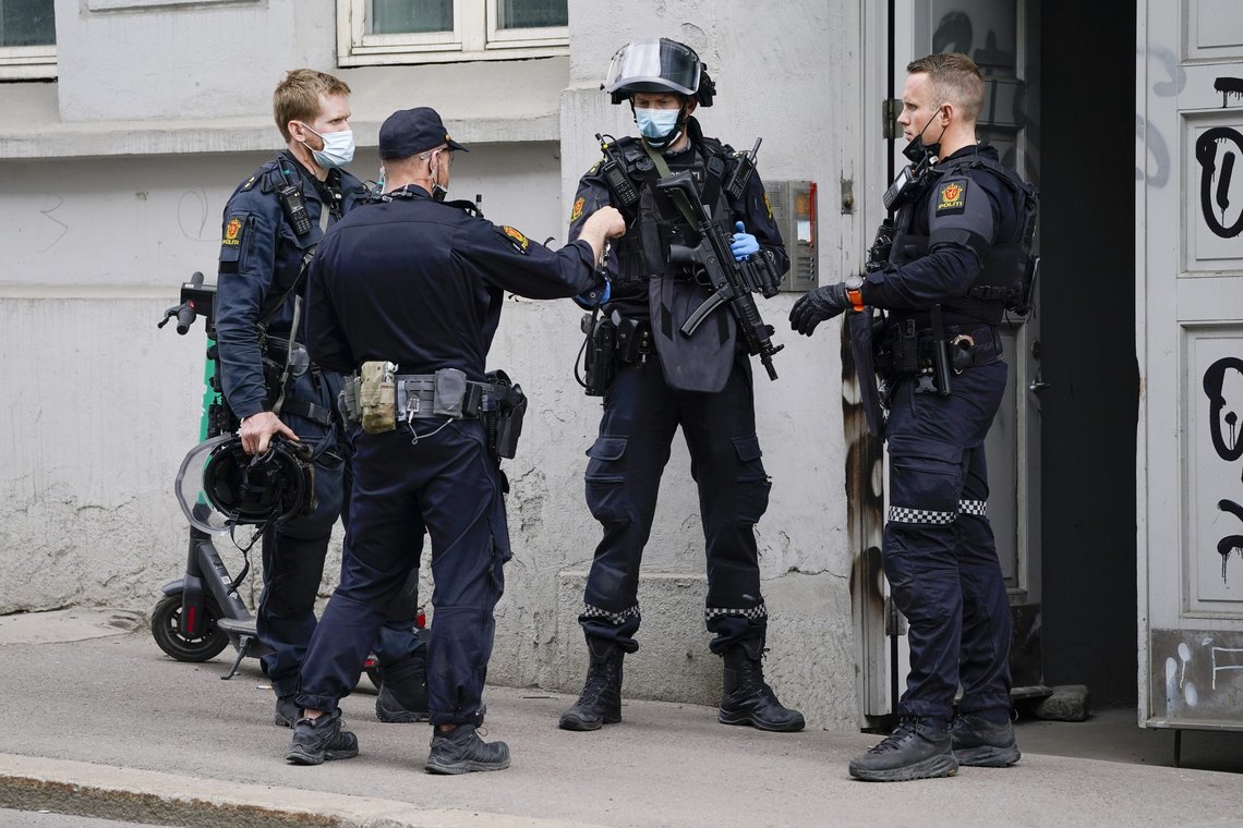 Ingen ble fysisk skadd under en trusselsituasjon i Toftes gate torsdag ettermiddag, men politiet var rustet for en alvorlig situasjon. Foto: Torstein Bøe / NTB Ingen ble fysisk skadd under en trusselsituasjon i Toftes gate torsdag ettermiddag, men politiet var rustet for en alvorlig situasjon. Foto: Torstein Bøe / NTB
