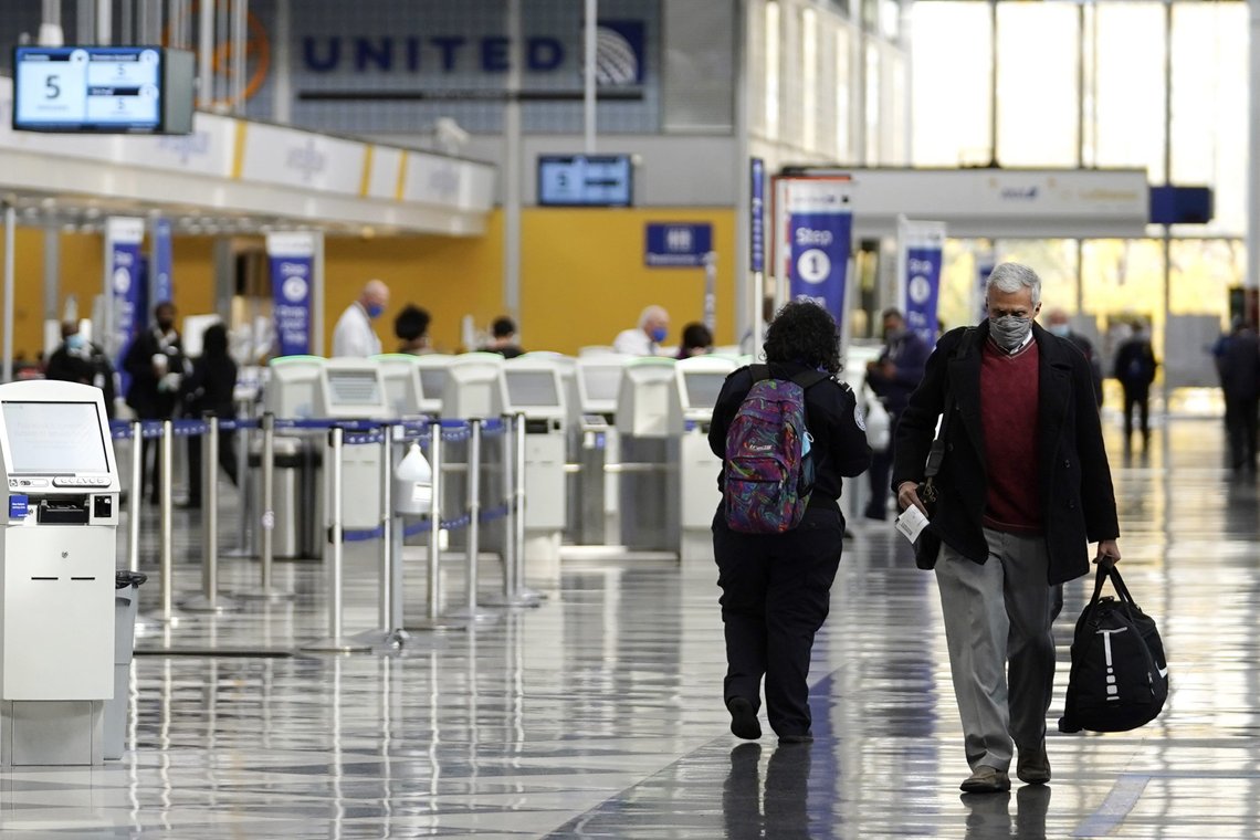 EU-borgere med vaksinepass bør få reise fritt i unionen, mener EU-parlamentet. Illustrasjonsfoto: Nam Y. Huh, AP / NTB. EU-borgere med vaksinepass bør få reise fritt i unionen, mener EU-parlamentet. Illustrasjonsfoto: Nam Y. Huh, AP / NTB.
