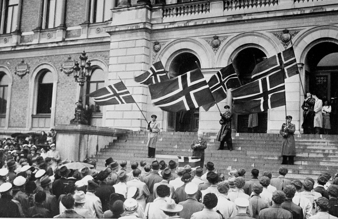 Norge under tysk okkupasjon. Sverige 17. mai 1942. Nordmenn i eksil i Sverige under krigen feirer 17. mai. På bildet er norske studenter i Uppsala med flagg og Uppsaladomen i bakgrunnen. WW2 - Norwegian students in Sweden celebrate the national day. Norge under tysk okkupasjon. Sverige 17. mai 1942. Nordmenn i eksil i Sverige under krigen feirer 17. mai. På bildet er norske studenter i Uppsala med flagg og Uppsaladomen i bakgrunnen. WW2 - Norwegian students in Sweden celebrate the national day.