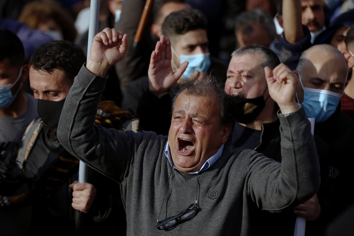 Folks fortvilelse er ikke til å ta feil av. De protesterer, men ingenting skjer. Fra Beirut 27. mars. Foto: Bilal Hussein)/AP/NTB Folks fortvilelse er ikke til å ta feil av. De protesterer, men ingenting skjer. Fra Beirut 27. mars. Foto: Bilal Hussein)/AP/NTB