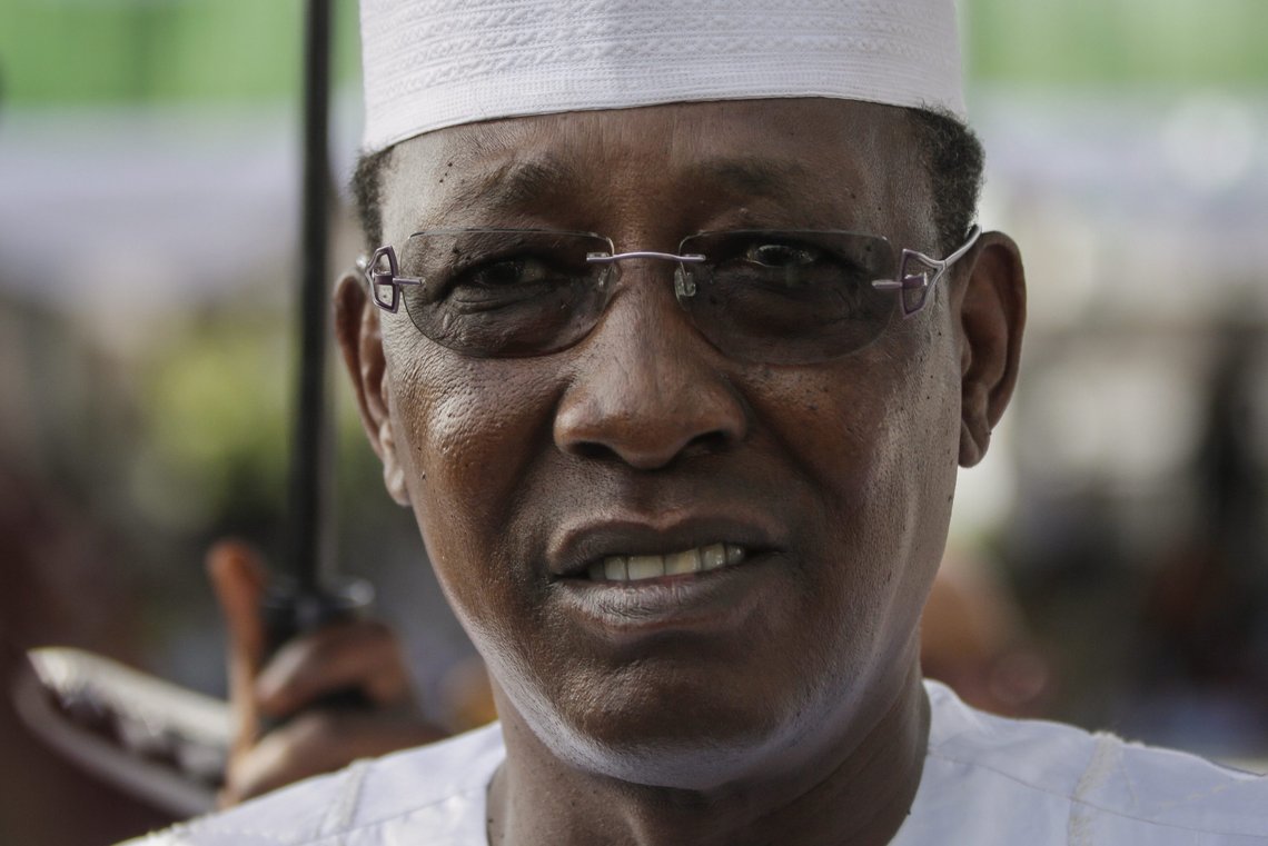 President Idriss Deby har dødd under det flere mener er mystisk omstendigheter. Her under innsettelsen av Nigerias president for fem år siden. AP Photo/Sunday Alamba/NTB President Idriss Deby har dødd under det flere mener er mystisk omstendigheter. Her under innsettelsen av Nigerias president for fem år siden. AP Photo/Sunday Alamba/NTB