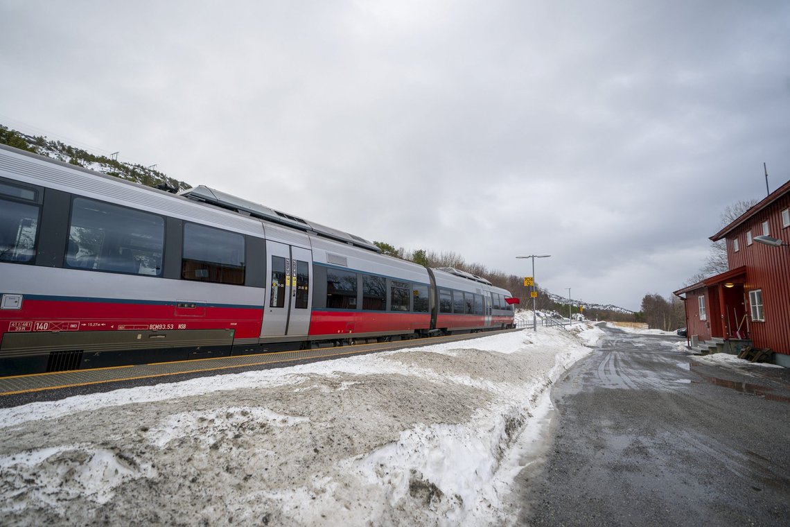 Nordlandsbanen ved Fauske skal bli forlenget og bli til Nord-Norgebanen etter at Arbeiderpartiet bekrefter at partiet vil sikre flertall for forslaget om å bygge jernbane videre til Tromsø. Foto: Per-Inge Johnsen / NTB Nordlandsbanen ved Fauske skal bli forlenget og bli til Nord-Norgebanen etter at Arbeiderpartiet bekrefter at partiet vil sikre flertall for forslaget om å bygge jernbane videre til Tromsø. Foto: Per-Inge Johnsen / NTB