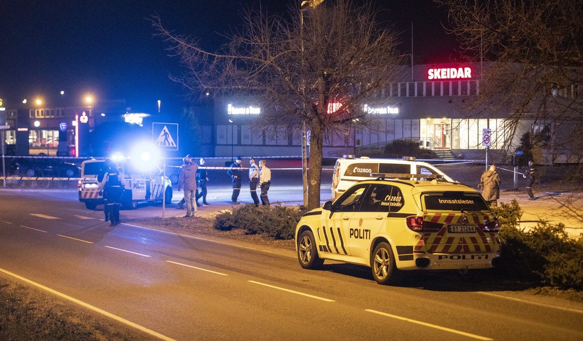 Tønsberg 20210420.
I Tønsberg er en mann fraktet til sykehus med ukjent skadeomfang. Politiet har fått melding om at mannen har blitt skutt.
Foto: Trond Reidar Teigen / NTB Tønsberg 20210420.
I Tønsberg er en mann fraktet til sykehus med ukjent skadeomfang. Politiet har fått melding om at mannen har blitt skutt.
Foto: Trond Reidar Teigen / NTB