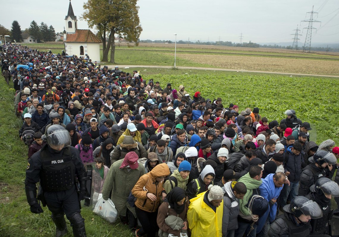 Kolonnen av migranter på vei opp gjennom Europa var formidabel. Her fra grensen mellom Kroatia og Slovenia. Nesten alle skulle til Tyskland. 22. oktober 2015. Foto: Darko Bandic/AP(NTB Kolonnen av migranter på vei opp gjennom Europa var formidabel. Her fra grensen mellom Kroatia og Slovenia. Nesten alle skulle til Tyskland. 22. oktober 2015. Foto: Darko Bandic/AP(NTB