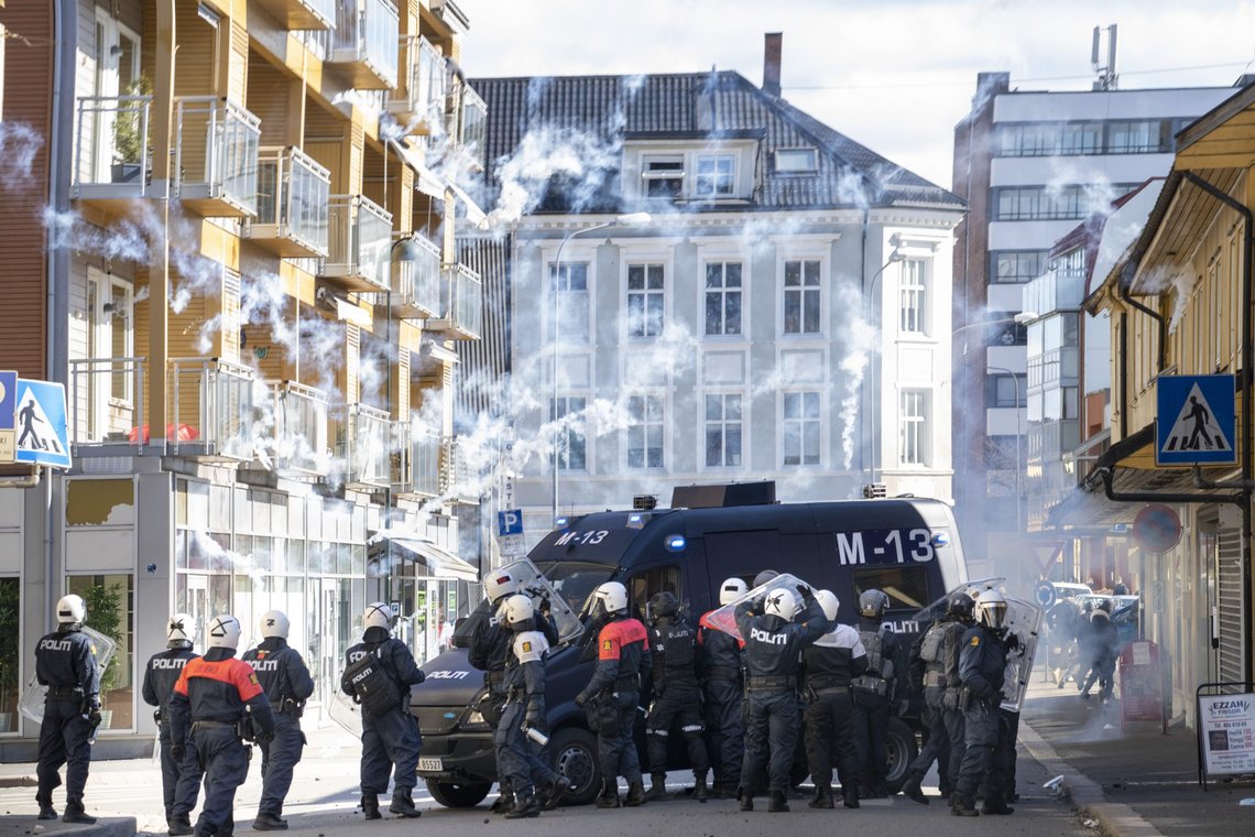 Drammen 20210410.
Motdemonstranter prøver å stoppe SIAN (Stopp Islamiseringen av Norge) å demonstrere på Strømsø Torg i Drammen lørdag.
Foto: Heiko Junge / NTB Drammen 20210410.
Motdemonstranter prøver å stoppe SIAN (Stopp Islamiseringen av Norge) å demonstrere på Strømsø Torg i Drammen lørdag.
Foto: Heiko Junge / NTB