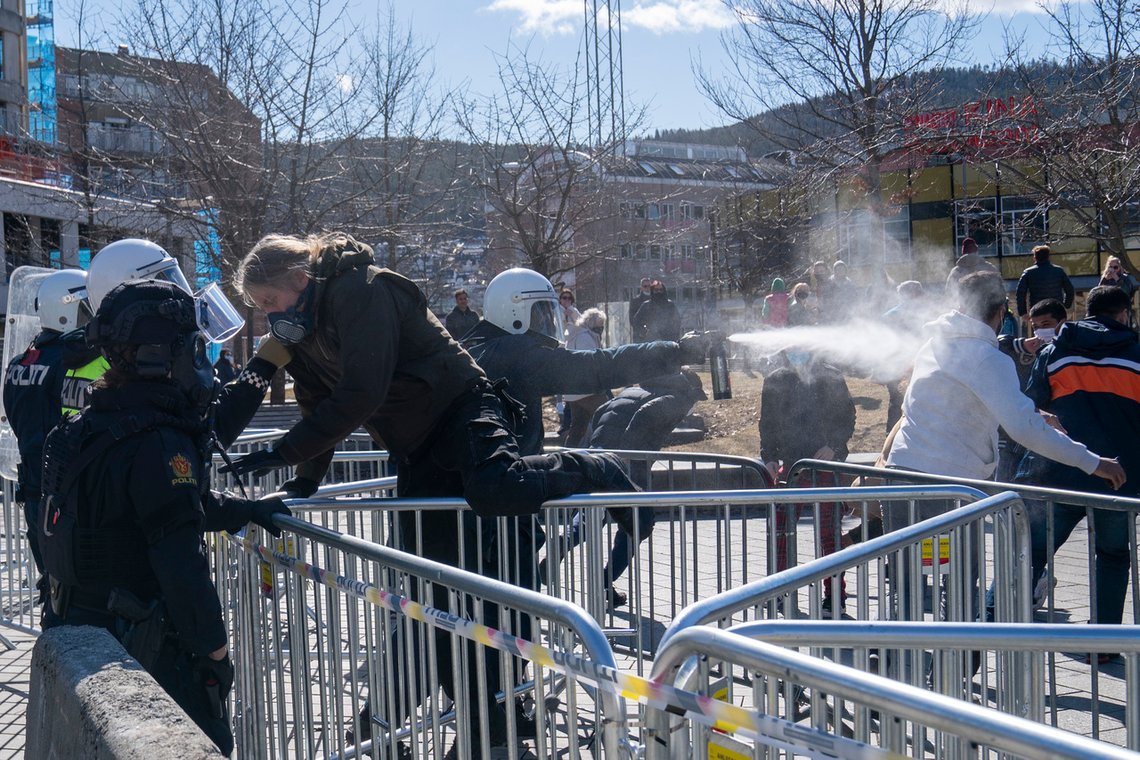 Drammen 20210410.
SIAN (Stopp Islamiseringen av Norge), demonstrerer på Strømsø Torg i Drammen lørdag. Politiet bruker pepperspray mot motdemonstranter.
Foto: Heiko Junge / NTB Drammen 20210410.
SIAN (Stopp Islamiseringen av Norge), demonstrerer på Strømsø Torg i Drammen lørdag. Politiet bruker pepperspray mot motdemonstranter.
Foto: Heiko Junge / NTB