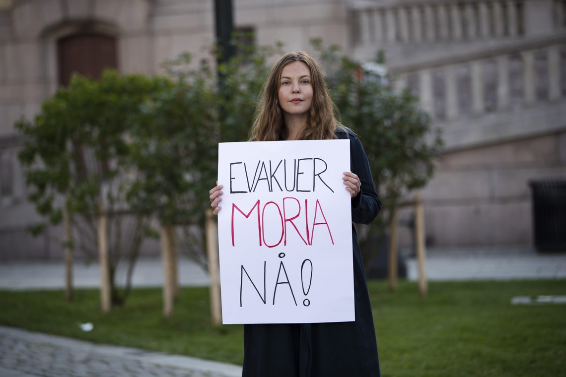 Oslo 20200911.
Synnøve Kronen Snyen, leder i Sosialistisk Ungdom, under solidaritetsmarkering for flyktningene i Moria ved å stå i sirkel rundt deler av Stortinget.
Foto: Jil Yngland / NTB Oslo 20200911.
Synnøve Kronen Snyen, leder i Sosialistisk Ungdom, under solidaritetsmarkering for flyktningene i Moria ved å stå i sirkel rundt deler av Stortinget.
Foto: Jil Yngland / NTB