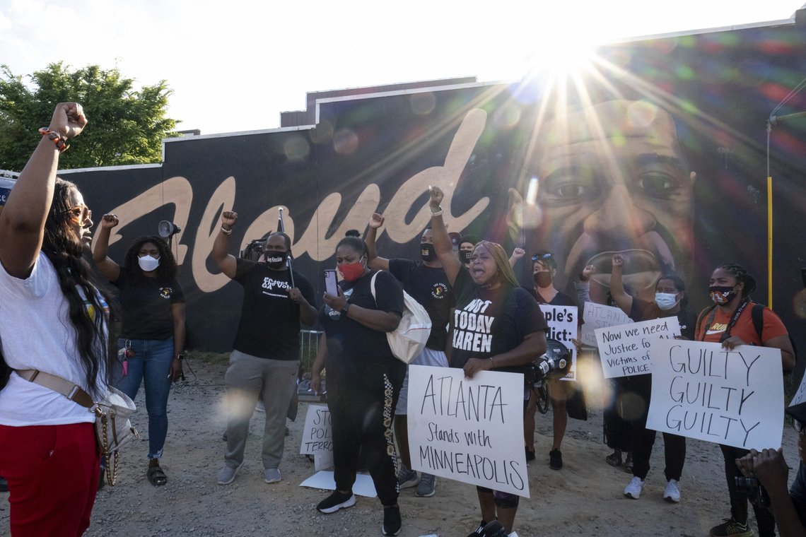 Folk samler seg til en marsj i Atlanta etter nyheten om dommen. Mange knyttede never, et symbol folk blir trette av. Det er anmassende å bli avkrevd sympati for en kriminell narkoman som uheldigvis døde. Foto: Ben Gray/AP/NTB: Folk samler seg til en marsj i Atlanta etter nyheten om dommen. Mange knyttede never, et symbol folk blir trette av. Det er anmassende å bli avkrevd sympati for en kriminell narkoman som uheldigvis døde. Foto: Ben Gray/AP/NTB: