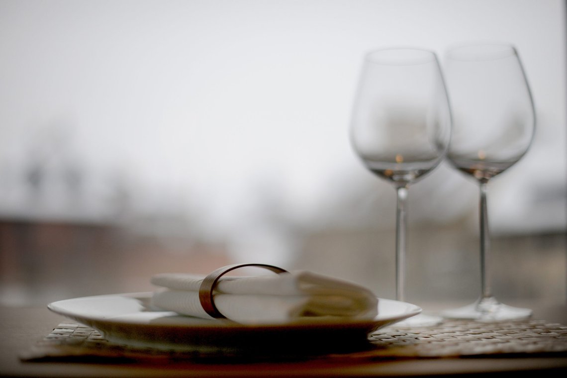 To vinglass og en tallerken. Serviett og serviettholder. Alkoholvaner.
Hygge. Det gode liv. Nyte. Måltid.
Place mat with wine glasses, plate and napkin.
Foto: Frank May / NTB To vinglass og en tallerken. Serviett og serviettholder. Alkoholvaner.
Hygge. Det gode liv. Nyte. Måltid.
Place mat with wine glasses, plate and napkin.
Foto: Frank May / NTB