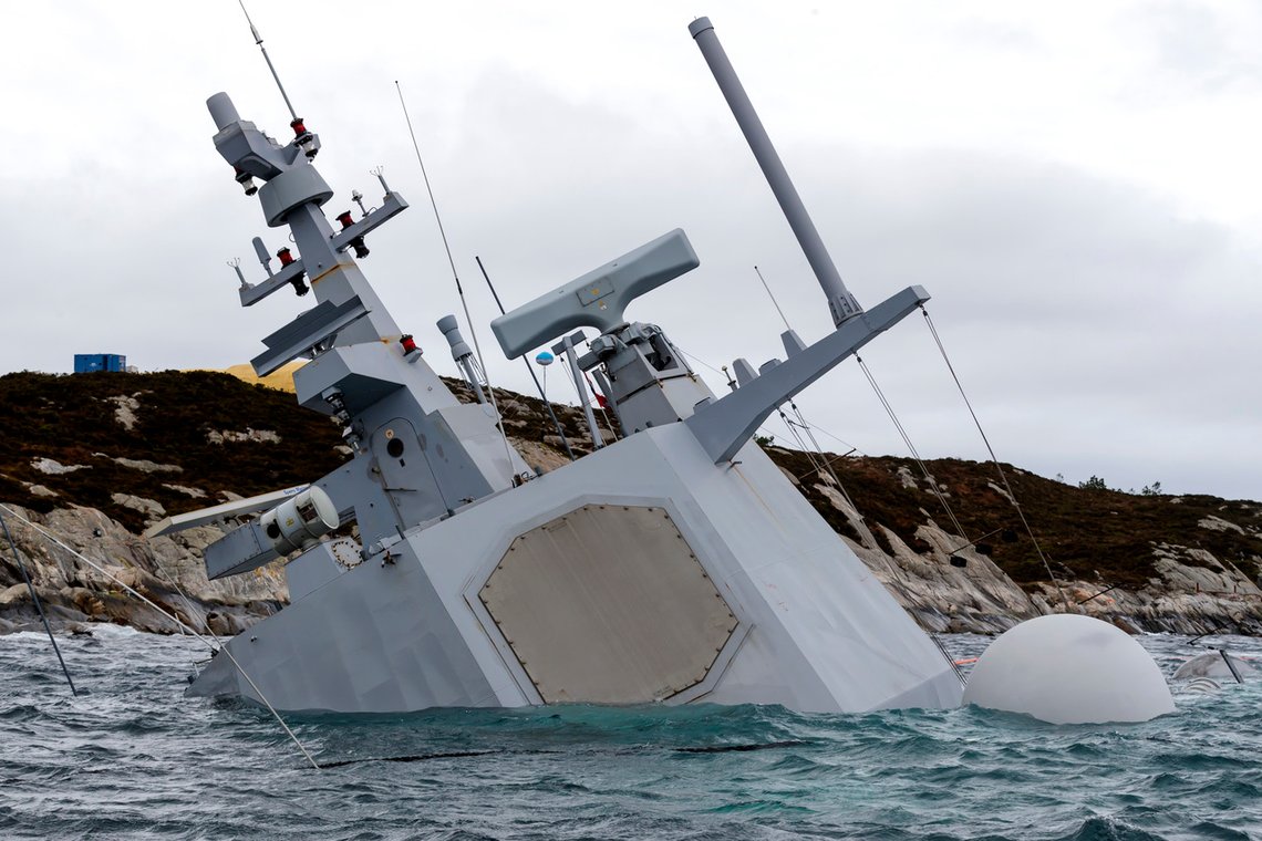 Den havarerte fregatten KNM Helge Ingstad fotografert onsdag 14. november. Fregatten ligger på grunn nord for Stureterminalen i Hjeltefjorden utenfor Bergen.
Helge Ingstad kolliderte med oljetankeren TS Sola fredag 8. november 2018. Foto: Cornelius Poppe / NTB Den havarerte fregatten KNM Helge Ingstad fotografert onsdag 14. november. Fregatten ligger på grunn nord for Stureterminalen i Hjeltefjorden utenfor Bergen.
Helge Ingstad kolliderte med oljetankeren TS Sola fredag 8. november 2018. Foto: Cornelius Poppe / NTB