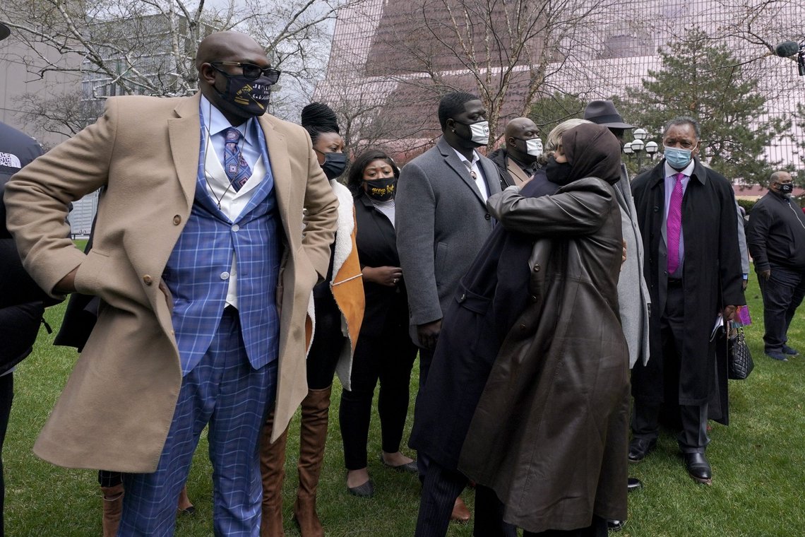 Ilhan Omar omfavner Al Sharpton. På rekke og rad kom de i helgen for å sole seg i glansen av Derek Chauvin-saken. At de som Maxine Waters bidro til å øke spenningen og sjansen e for vold, ga de blaffen i. Foto: Julio Cortez/AP/NTB Ilhan Omar omfavner Al Sharpton. På rekke og rad kom de i helgen for å sole seg i glansen av Derek Chauvin-saken. At de som Maxine Waters bidro til å øke spenningen og sjansen e for vold, ga de blaffen i. Foto: Julio Cortez/AP/NTB