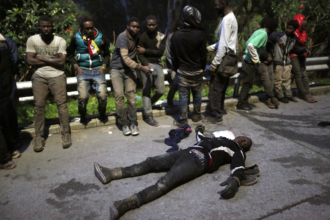 Afrikanske migranter slapper av etter å ha tvunget seg inn på spansk territorium i Ceuta. Arkivbilde fra 2017 av Jesus Moron, AP-NTB. Afrikanske migranter slapper av etter å ha tvunget seg inn på spansk territorium i Ceuta. Arkivbilde fra 2017 av Jesus Moron, AP-NTB.