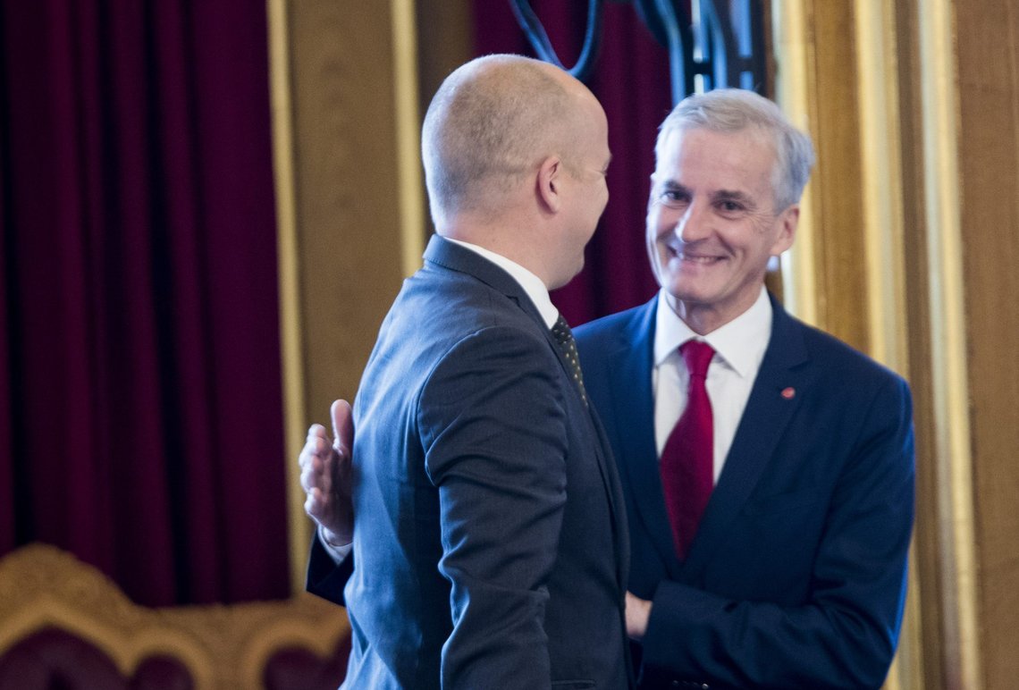 Senterpartiets leder Trygve Slagsvold Vedum lover at fylker og kommuner som er sammenslått ved tvang, skal få mulighet til å bli selvstendige igjen, mernhan git ingen garantier. Arbeiderpartiet vil lytte. Foto: Terje Pedersen / NTB Senterpartiets leder Trygve Slagsvold Vedum lover at fylker og kommuner som er sammenslått ved tvang, skal få mulighet til å bli selvstendige igjen, mernhan git ingen garantier. Arbeiderpartiet vil lytte. Foto: Terje Pedersen / NTB