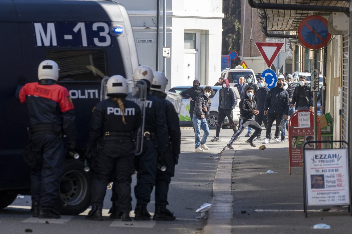 Motdemonstranter prøver å stoppe SIAN (Stopp Islamiseringen av Norge) å demonstrere på Strømsø Torg i Drammen lørdag 10. april 2021. Foto: Heiko Junge / NTB Motdemonstranter prøver å stoppe SIAN (Stopp Islamiseringen av Norge) å demonstrere på Strømsø Torg i Drammen lørdag 10. april 2021. Foto: Heiko Junge / NTB