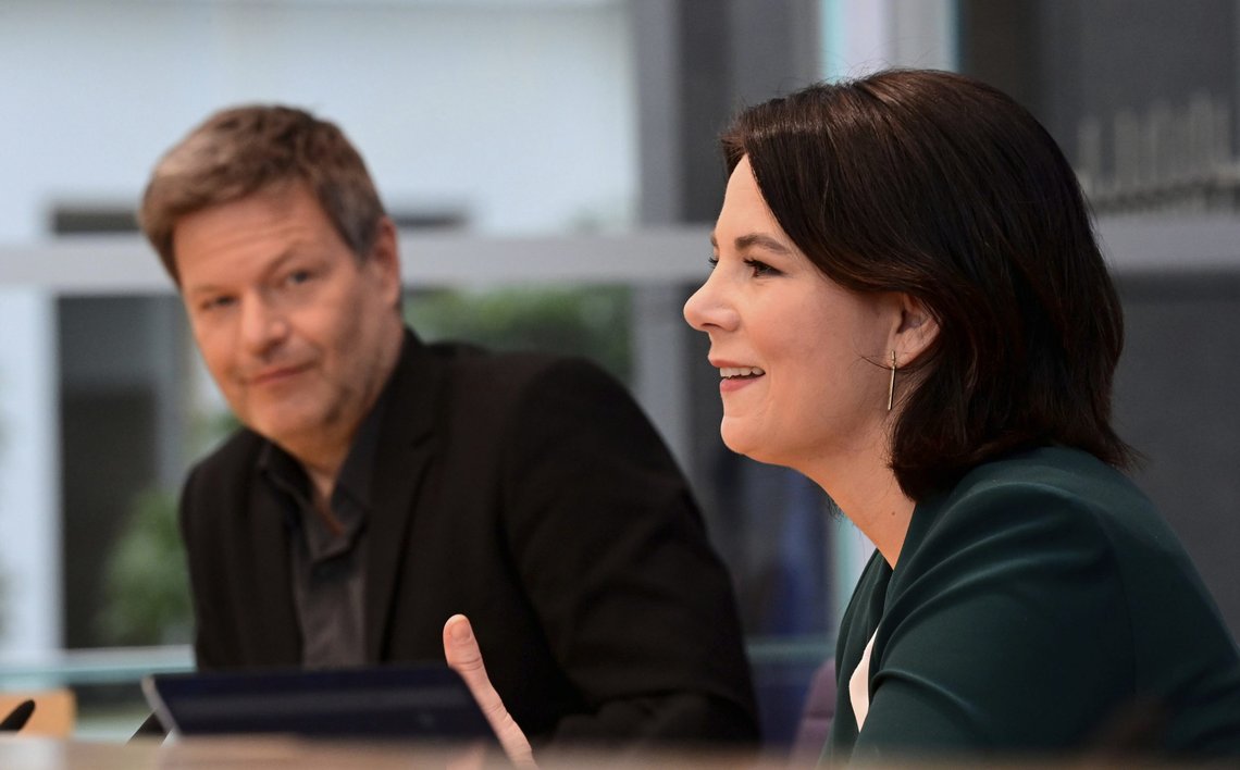 De Grønne har nettopp kunngjort at Annalena Baerbock,er deres kandidat til forbundskansler ved valget i september. Her sammen med den andre lederen i parspannet, Robert Habeck. Foto: Tobias Schwarz/AP/NTB De Grønne har nettopp kunngjort at Annalena Baerbock,er deres kandidat til forbundskansler ved valget i september. Her sammen med den andre lederen i parspannet, Robert Habeck. Foto: Tobias Schwarz/AP/NTB