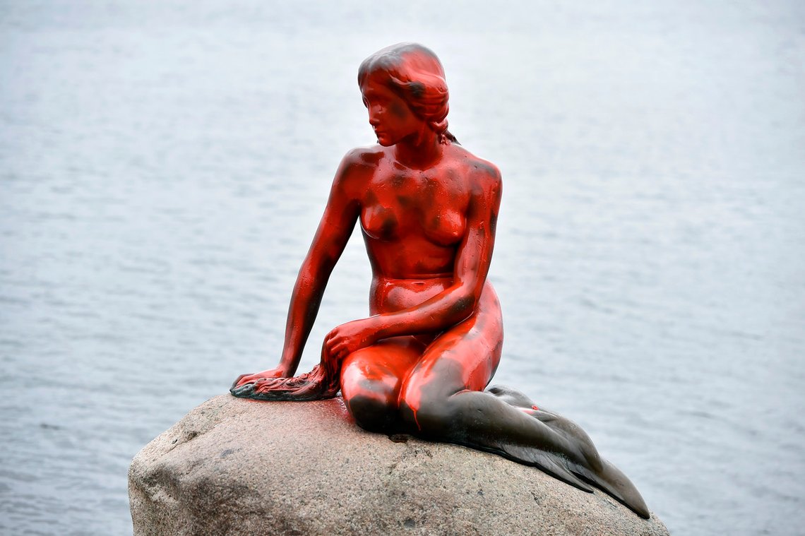 København 20170530.
Den Lille Havfrue i København har i løpet av natten blitt malt rød.
Foto: Bax Lindhardt / NTB København 20170530.
Den Lille Havfrue i København har i løpet av natten blitt malt rød.
Foto: Bax Lindhardt / NTB
