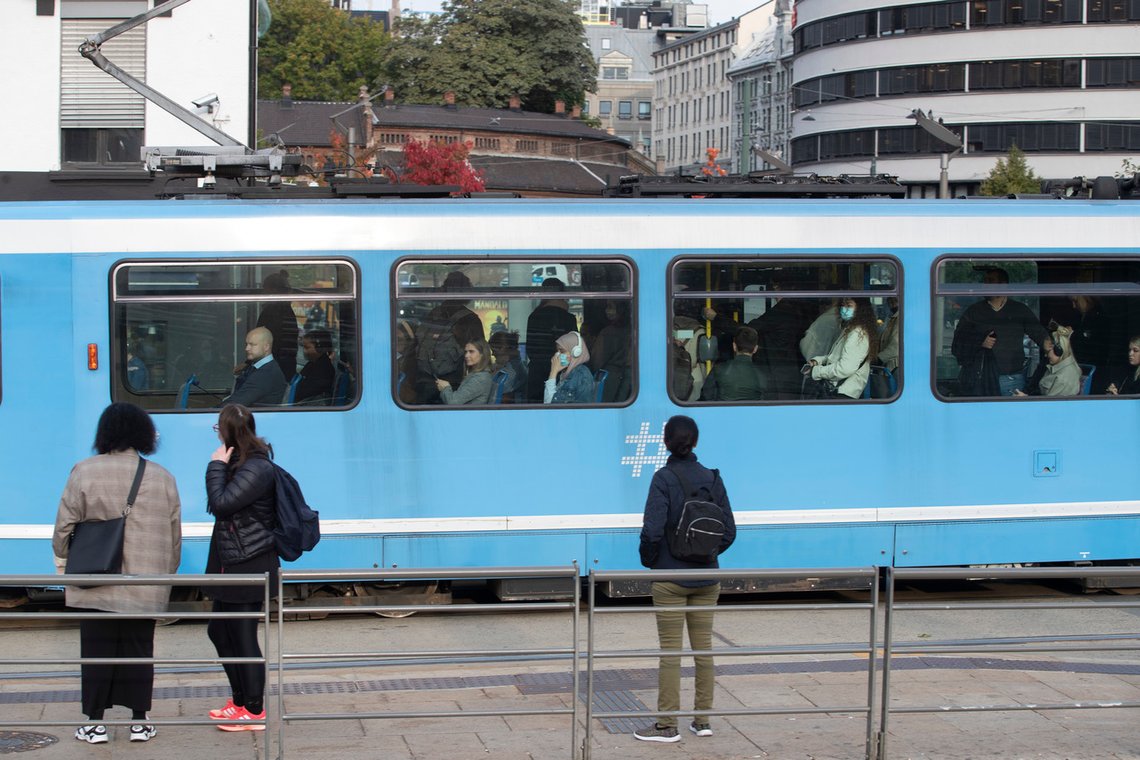 Oslo 20200921.
Mange tar trikk under busstreiken mandag . Her fra Jernbanetorget i Oslo.
Foto: Terje Bendiksby / NTB Oslo 20200921.
Mange tar trikk under busstreiken mandag . Her fra Jernbanetorget i Oslo.
Foto: Terje Bendiksby / NTB