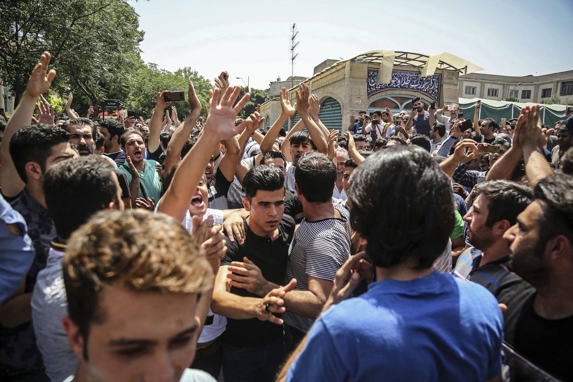Protester ved Den store basaren i Teheran mot behandlingen av Navid Afkari 25. juni 2018. Afkari bekjente sine synder på TV 5. september 2020, like før han ble henrettet. Ayatollahene er villig til å betale en høy pris for å vise at det har makten. Med blod. Foto: Iran/AP/NTB Protester ved Den store basaren i Teheran mot behandlingen av Navid Afkari 25. juni 2018. Afkari bekjente sine synder på TV 5. september 2020, like før han ble henrettet. Ayatollahene er villig til å betale en høy pris for å vise at det har makten. Med blod. Foto: Iran/AP/NTB
