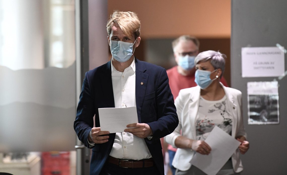 Bergen 20210419.
Byrådsleder Roger Valhammer, helsebyråd Beate Husa og medisinsk fagsjef Trond Egil Hansen på vei til pressekonferanse der byrådet orienterer om kommende smitteverntiltak i Bergen
Foto: Marit Hommedal / NTB Bergen 20210419.
Byrådsleder Roger Valhammer, helsebyråd Beate Husa og medisinsk fagsjef Trond Egil Hansen på vei til pressekonferanse der byrådet orienterer om kommende smitteverntiltak i Bergen
Foto: Marit Hommedal / NTB
