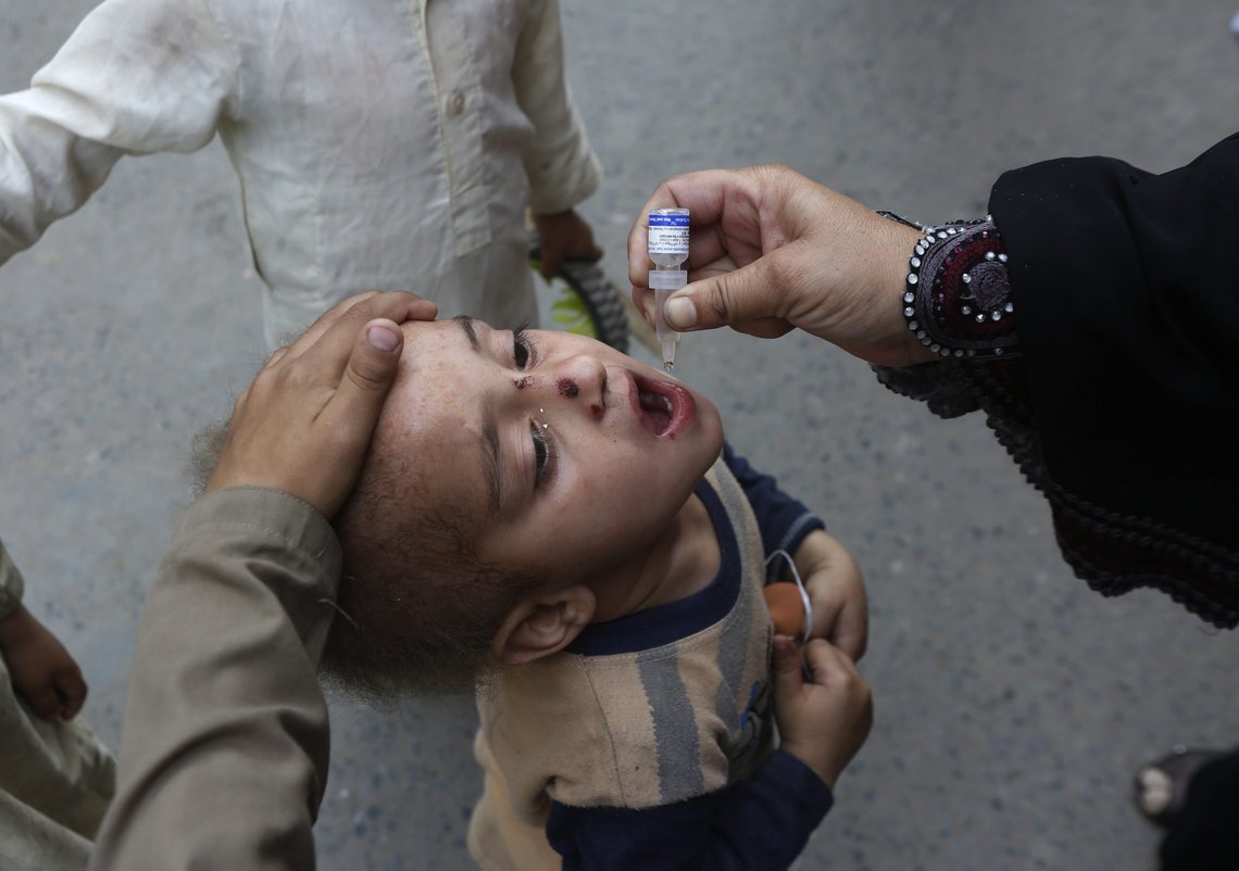 Et barn i Pakistan mottar vaksine mot polio. Vaksineringskampanjene mot denne sykdommen og andre er blitt bremset opp som følge av koronapandemien, som blant annet har forstyrret leverandørkjeder. Foto: K.M. Chaudary / AP / NTB Et barn i Pakistan mottar vaksine mot polio. Vaksineringskampanjene mot denne sykdommen og andre er blitt bremset opp som følge av koronapandemien, som blant annet har forstyrret leverandørkjeder. Foto: K.M. Chaudary / AP / NTB