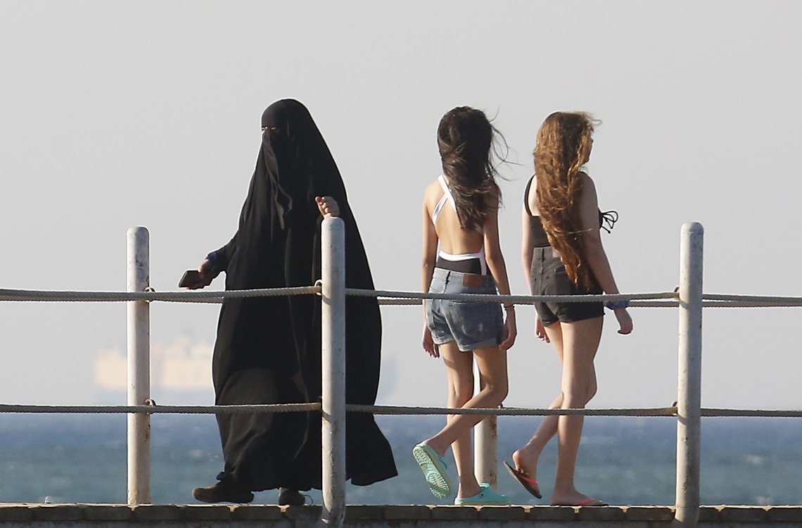Scenen er fra en strand i Egypt, men den kunne vært fra dagens Europa. Det gir grunn til ettertanke. Foto: Amr Nabil/AP/NTB Scenen er fra en strand i Egypt, men den kunne vært fra dagens Europa. Det gir grunn til ettertanke. Foto: Amr Nabil/AP/NTB