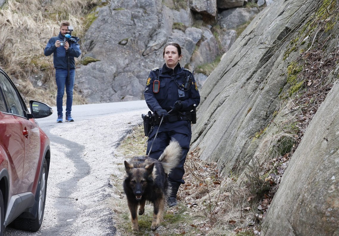 Kristiansand 20210411.
Politiet i arbeid på Brennåsen der en mann i 20-årene ble skutt søndag morgen. Mannen er kjørt til sykehus. En antatt gjerningsmann er pågrepet.
Foto: Tor Erik Schrøder / NTB Kristiansand 20210411.
Politiet i arbeid på Brennåsen der en mann i 20-årene ble skutt søndag morgen. Mannen er kjørt til sykehus. En antatt gjerningsmann er pågrepet.
Foto: Tor Erik Schrøder / NTB