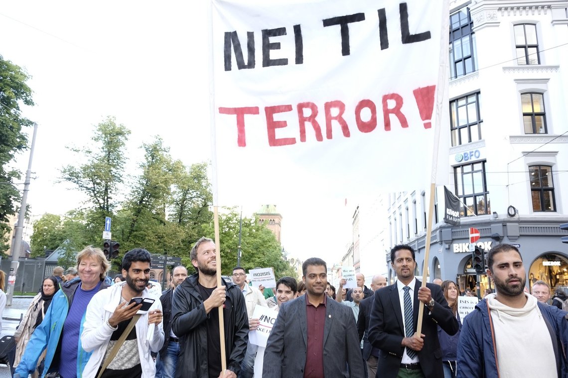 Oslo 20140825.
Demonstrasjon mot IS (Den islamske stat) og Profetens Ummah mandag ettermiddag. Audun Lysbakken (SV) og Abid Raja (V) bærer en parole sammen i toget.
Foto: Torstein Bøe / NTB Oslo 20140825.
Demonstrasjon mot IS (Den islamske stat) og Profetens Ummah mandag ettermiddag. Audun Lysbakken (SV) og Abid Raja (V) bærer en parole sammen i toget.
Foto: Torstein Bøe / NTB