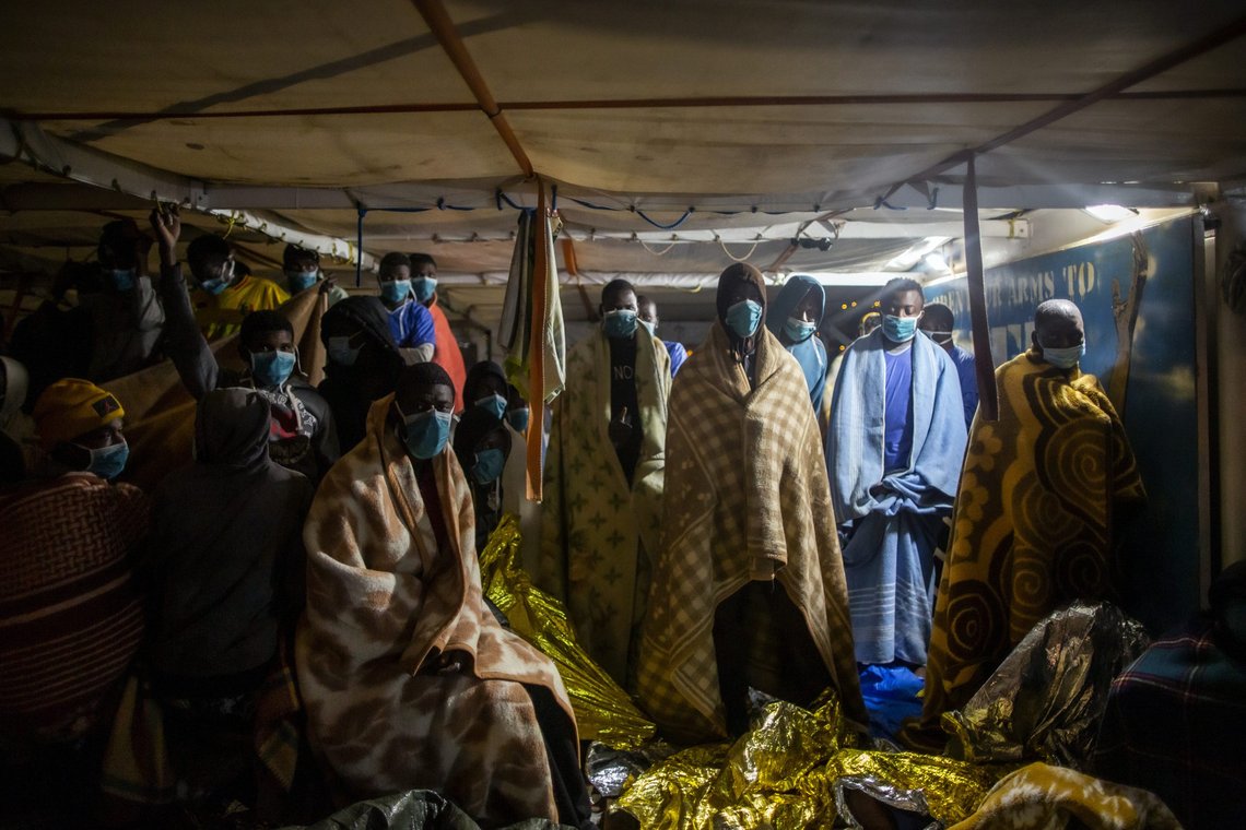 MIgranter fra ulike afrikanske land venter på dekket til det spanske NGO-skipet Open Arms. Leder av FNs flyktningorganisasjon, Fillippo Grandi, ba Italia om ikke å legge hindringer i veien for NGO-skipene nå som trafikken ut av Libya er ventet å ta seg opp når været blir varmere. Foto: Bruno Thevenin/AP/NTB MIgranter fra ulike afrikanske land venter på dekket til det spanske NGO-skipet Open Arms. Leder av FNs flyktningorganisasjon, Fillippo Grandi, ba Italia om ikke å legge hindringer i veien for NGO-skipene nå som trafikken ut av Libya er ventet å ta seg opp når været blir varmere. Foto: Bruno Thevenin/AP/NTB