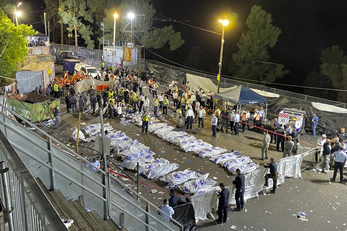 Redningsmannskaper ved ofre for tragedien under lag baomer-feiringen på ved Meron-fjellet nord i Israel. Foto: Ishay Jerusalemite/Behadrei Haredim via AP / AP / NTB Redningsmannskaper ved ofre for tragedien under lag baomer-feiringen på ved Meron-fjellet nord i Israel. Foto: Ishay Jerusalemite/Behadrei Haredim via AP / AP / NTB