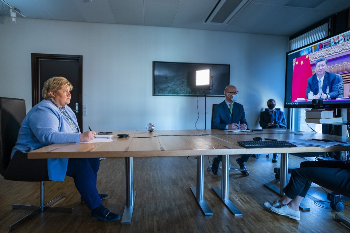 Erna Solberg følger med på Xi Jinpings tale på klimatoppmøtet torsdag. Xi Jinping er i ferd med å bli Emperor of the Earth og alle de andre behandler ham som den nye keiseren. Kineserne forstår vestlig postmoderne tankegang og ønske om at historien skal være over. Foto: Håkon Mosvold Larsen / NTB Erna Solberg følger med på Xi Jinpings tale på klimatoppmøtet torsdag. Xi Jinping er i ferd med å bli Emperor of the Earth og alle de andre behandler ham som den nye keiseren. Kineserne forstår vestlig postmoderne tankegang og ønske om at historien skal være over. Foto: Håkon Mosvold Larsen / NTB