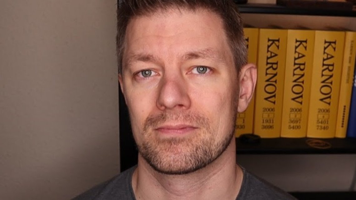Lars Kragh Andersen er tidligere politibetjent og kjent blogger og frihetsaktivist i Danmark. Han publiserte for noen måneder siden personnummeret til statsminister Mette Frederiksen, som et svar på myndighetenes frihetskrenkelser under pandemien. Lars Kragh Andersen er tidligere politibetjent og kjent blogger og frihetsaktivist i Danmark. Han publiserte for noen måneder siden personnummeret til statsminister Mette Frederiksen, som et svar på myndighetenes frihetskrenkelser under pandemien.