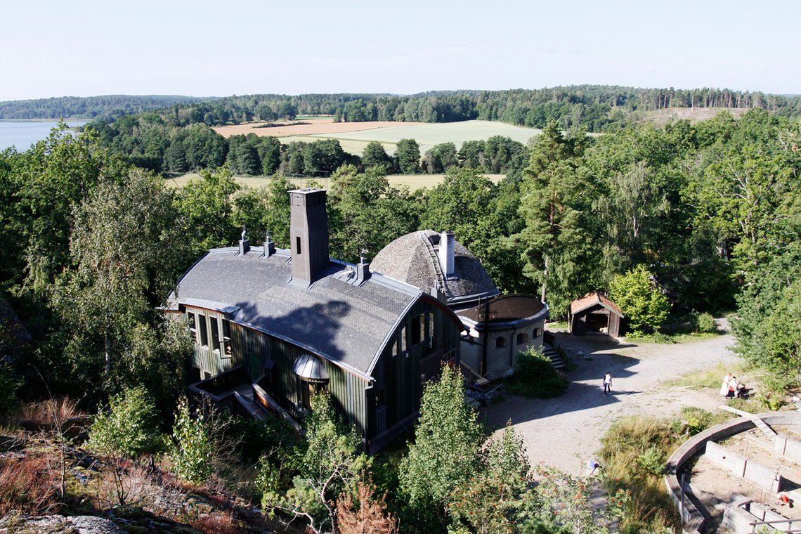 Solvikskolan i Järva ligger vakkert til, midt i naturen. En lærer mistet nylig jobben da hun ikke ville underkaste seg "newspeak", og tiltale en elev som "hen". Foto: Solvikskolan Solvikskolan i Järva ligger vakkert til, midt i naturen. En lærer mistet nylig jobben da hun ikke ville underkaste seg "newspeak", og tiltale en elev som "hen". Foto: Solvikskolan